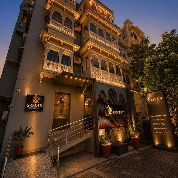 The Crescent Udaipur, Boutique Hotel Near Lake Pichola with Pool, hotel in Udaipur
