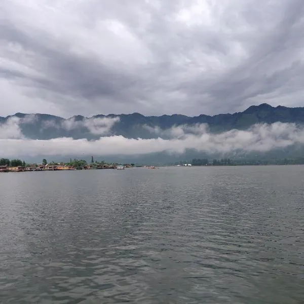 houseboat star ruby snow view, hotel a Srinagar