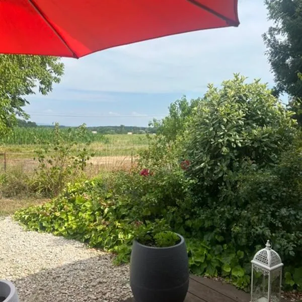 Appartement neuf parking et terrasse privés, hotel Curtafond városában
