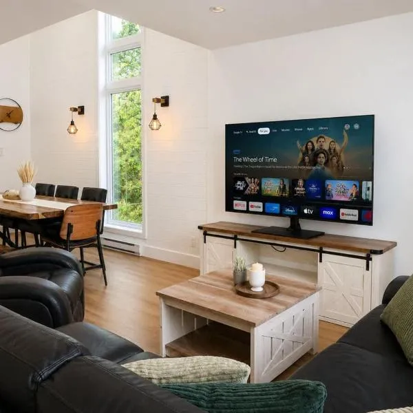 Chic 2-story condo a nature retreat for 6, hotel in Quebec City