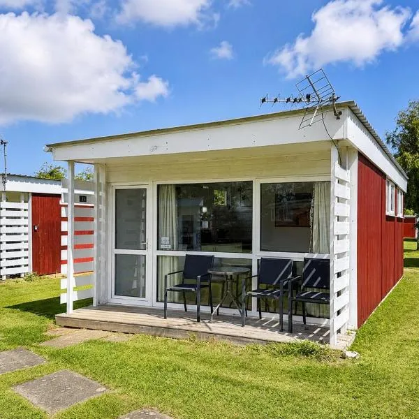 Lovely 4 Berth Chalet At Cedar Springs Park In Heacham, Norfolk Ref 92031Cs, Hotel in Heacham