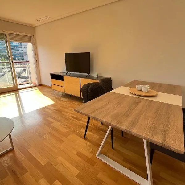 Amplio apartamento Grau de Gandia con aire y parking, готель у місті Гандія
