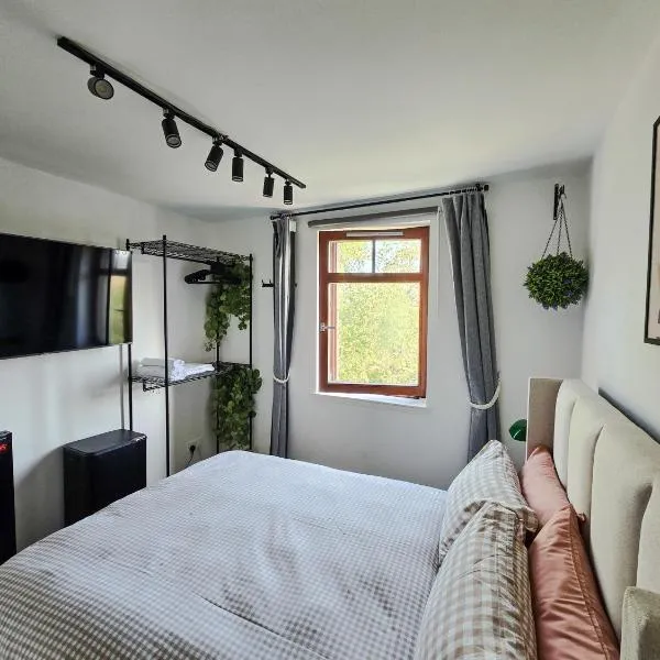 Double Rooms with Shared Bathroom Near The Shore and Tram, hotelli kohteessa Edinburgh