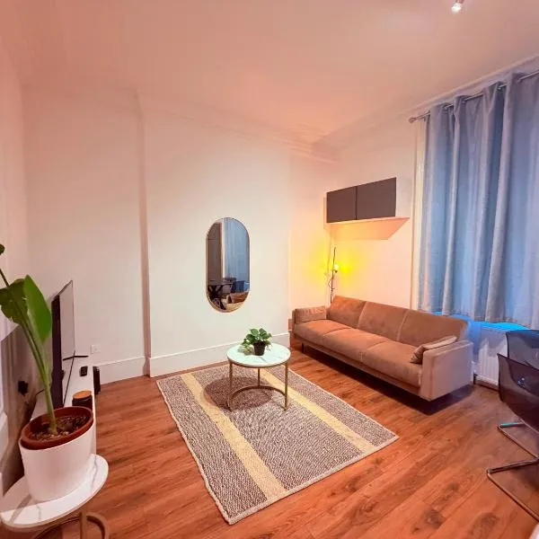 Central Camden 2BR Sleeps 6 Near Tube & Market، فندق في لندن
