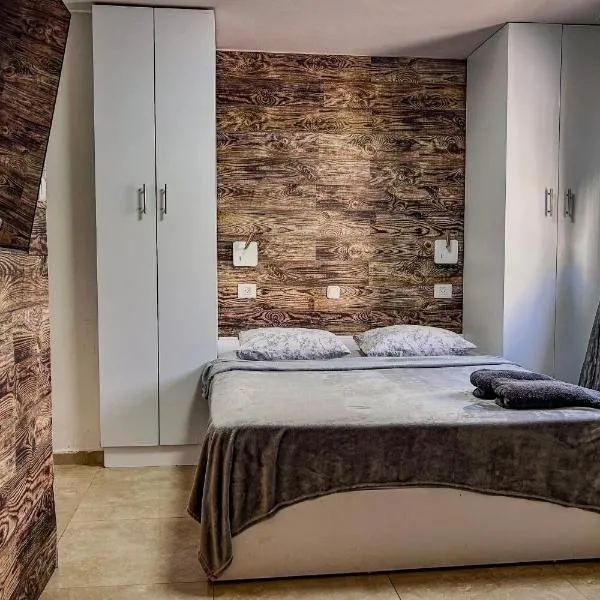 Studio with Terrace & Free Parking: Hertsliya şehrinde bir otel