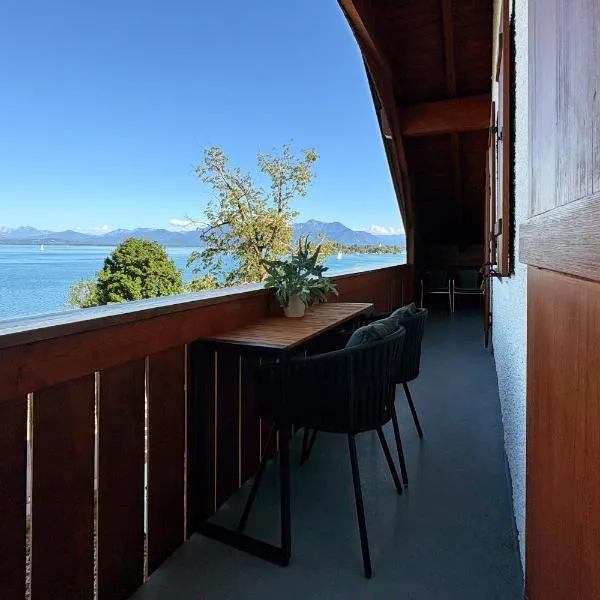 Ferienwohnung am Chiemsee mit traumhaftem Seeblick, Balkon und Garage, hótel í Gstadt am Chiemsee