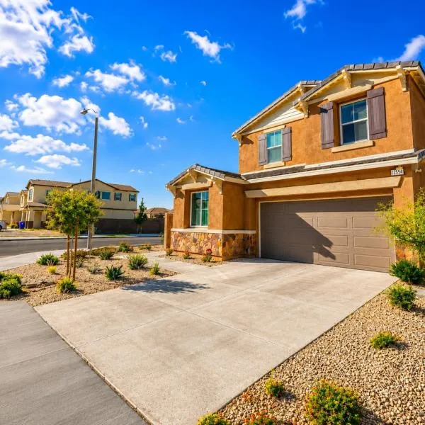 Route 66 Desert Retreat 3 Bedroom Home With Garden، فندق في فيكتورفيل