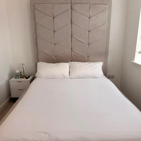Double En-suite Room near Cribbs Causeway، فندق في بريستول