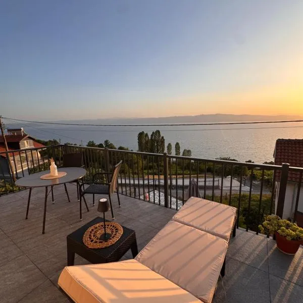 2 minutes from Beach Private House Terrace, hotel in Elshani