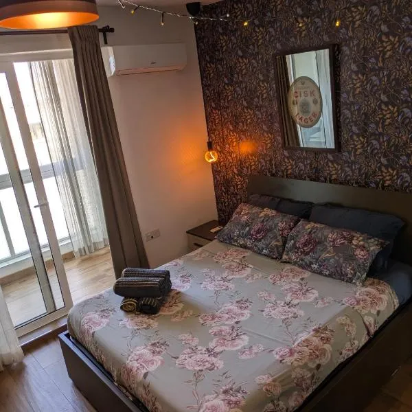 Airport Accommodation Bedroom with your own private Bathroom Self Check In and Self Check Out Air-condition Included, hôtel à Mqabba