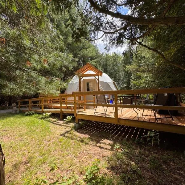 The Cedar Grove at New Frontiers Retreat, Hotel in Eganville