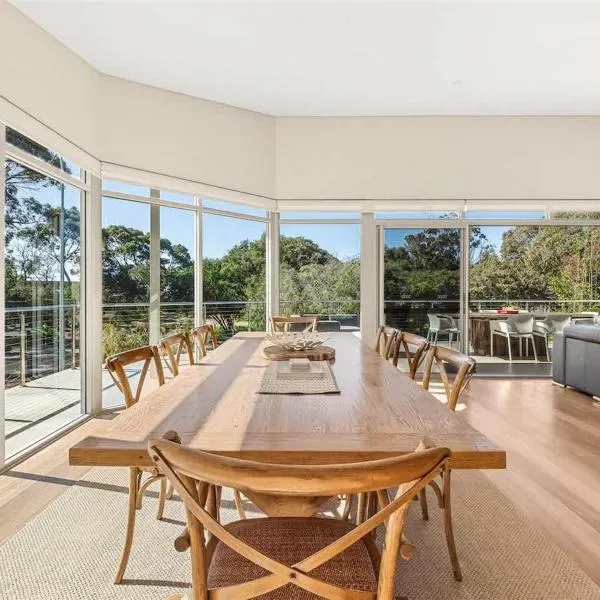 Casa Indigo - Modern Bushland Retreat by the Sea, hotel in Dunsborough