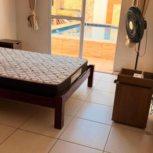 Casa em Itanhaém com 2 quartos garagem p 2 carros, churrasqueira, piscina 200 m da praia - Foto 2