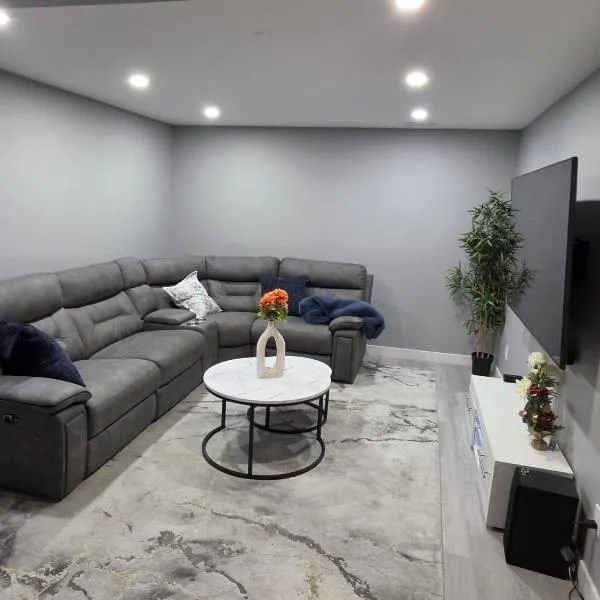 Cozy New 2BR Suite Retreat, hotell i Calgary