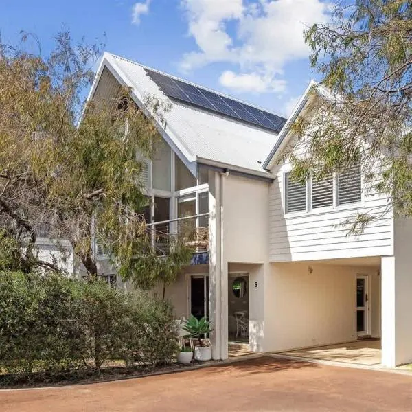Wattle Villa 9 - Sought-After Beachfront Haven near Town Centre, hotel a Quindalup