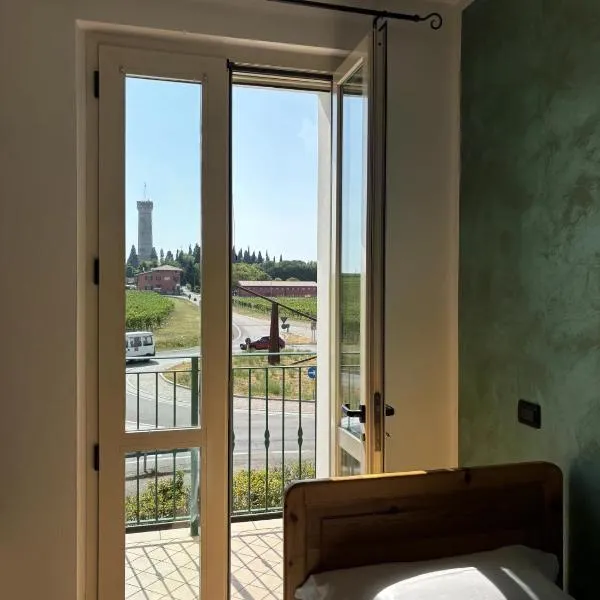 La Porta del Lugana - Albergo Quattro Pini、ポッツォレンゴのホテル