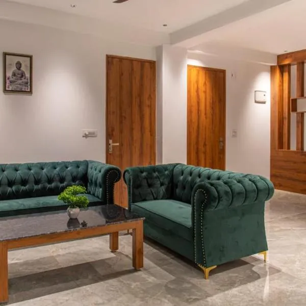 The Royals Luxury Apartments Rooftop Restaurant Lift Live Music Sat, hotell i Kasauli