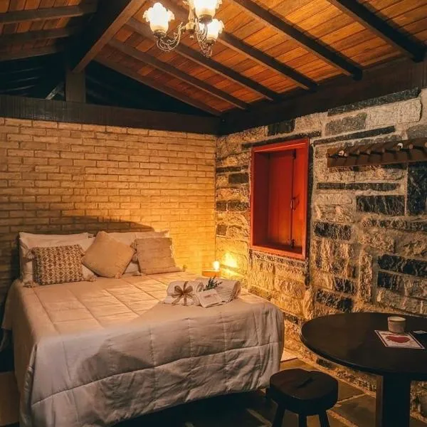 Casa Carrara, um Refúgio de Pedra na Mata - Chalés Flor dos Manacás, hotel a Santa Teresa