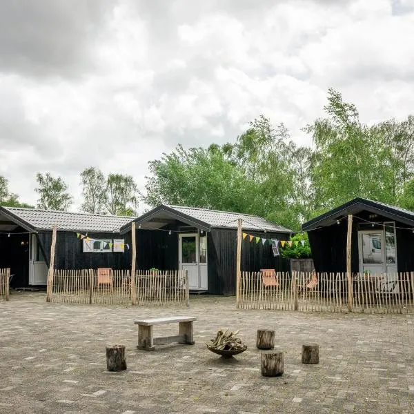 Kampeerhut met gedeeld sanitair, hotel in Wintelre