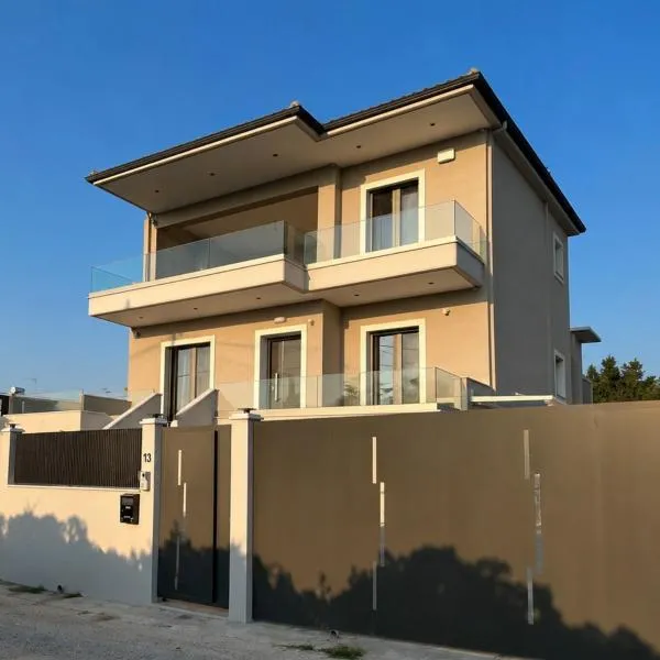 Luxury Family Villa near beach, hotelli kohteessa Lechaio
