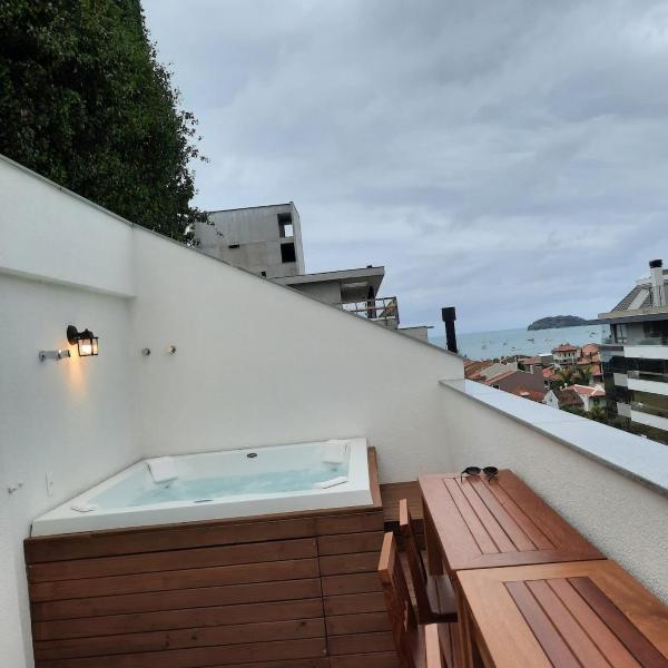 Excelente cobertura com vista para o mar e jacuzzi particular