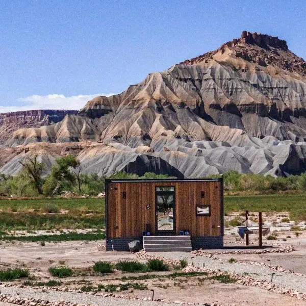 Modern Glass Retreat by Capitol Reef、トーリーのホテル