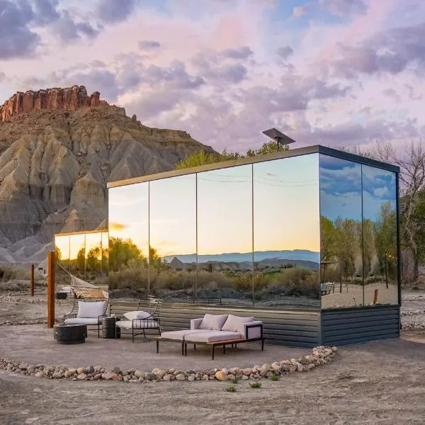 토리에 위치한 호텔 Reflections - Luxe Mirror Home Near Capitol Reef