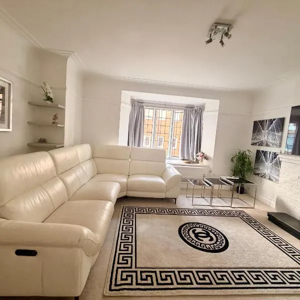Luxurious 2BR stay in London-GerrardsCross-Wembley-private carpark-short walk to train station, hotel u gradu 'Gerrards Cross'