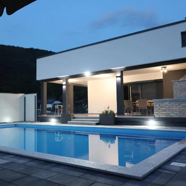 Villa Isak Residence, hotel in Račić