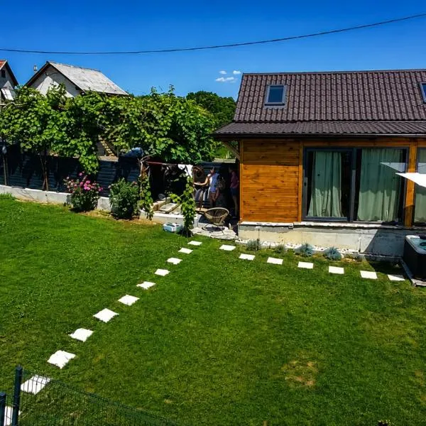 Cozy Chalet LuMa - with vineyards and hills view – hotel w mieście Gorušenjak