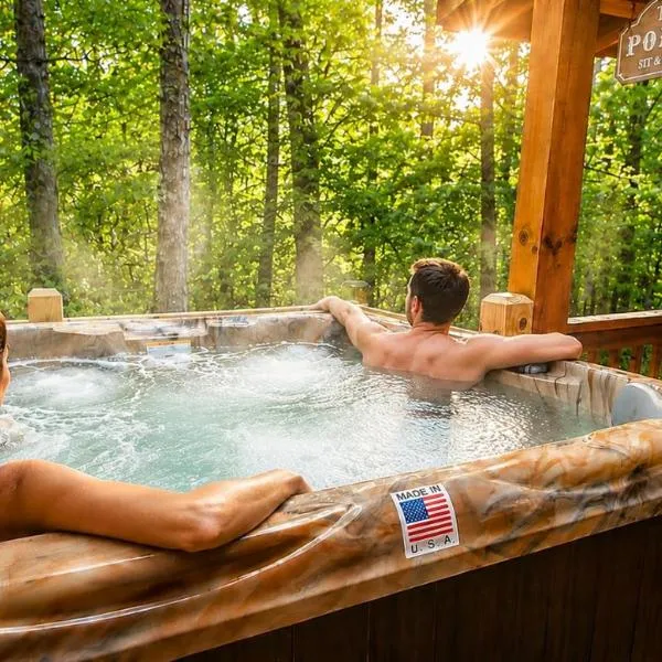 Luxury Cabin Hot-Tub Resort Pools King-Bed Fire-Pit Pickleball, hotel u gradu 'Ellijay'