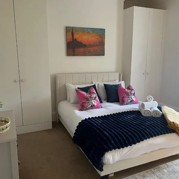 Stylish 1BR Teddington Flat Near Thames River, hotel in Kingston upon Thames