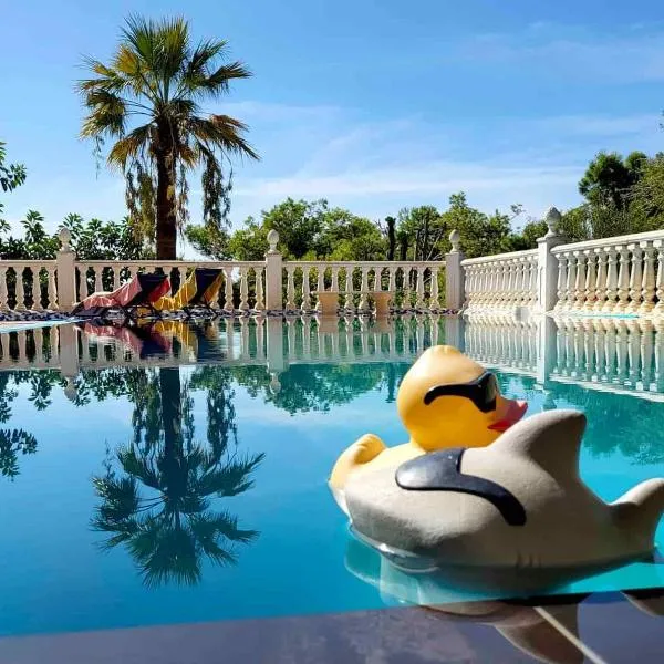 푸엔히롤라에 위치한 호텔 Luminous studio apartment in a villa with pool