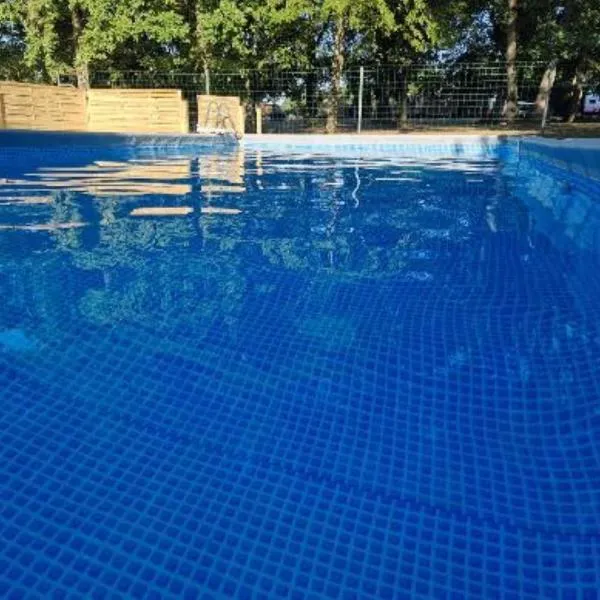 Camping Paus'Art Déco، فندق في Villemer