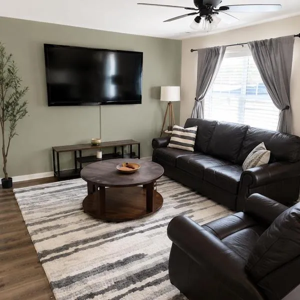 Spacious 3BR Retreat Perfect for Groups Near Downtown, Hotel in Raleigh