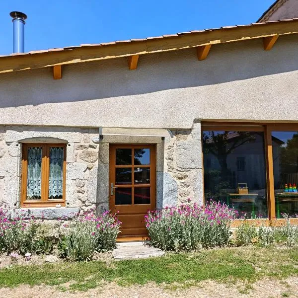 Maison au calme, à la campagne, avec une vue magnifique sur le Château de Mauzun et la chaîne des Puys, hotell sihtkohas Trézioux