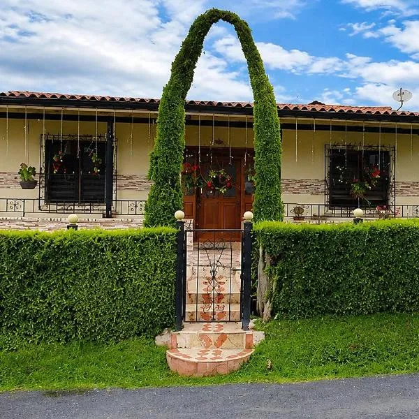 Casa campestre cerca de termales con WiFi y parqueadero, hotel a Santa Rosa de Cabal