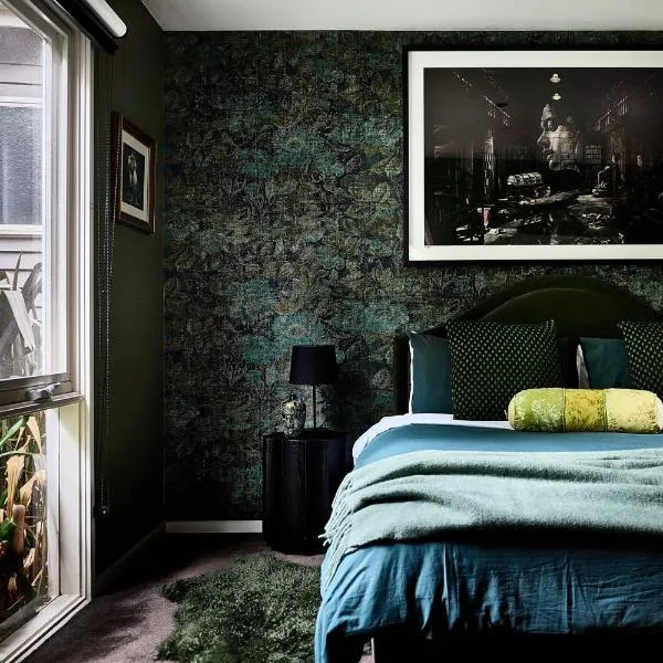 Boatshed Villas by Istana - Green Door, hotel Daylesfordban