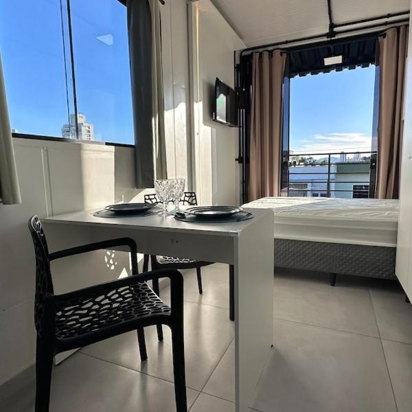 Apartamento completo com sacada - Ótima localização