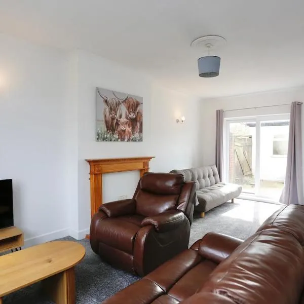 3 Bedroom House FREE parking Quiet Area Blackpool, hotel sa Blackpool