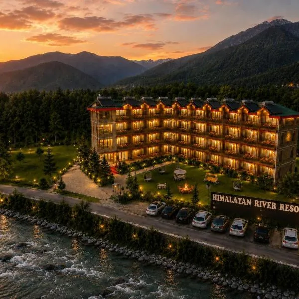 Himalayan River Resort, Manali #riverside #big private parking #scenic river & mountain view #open cafe #spacious room #big garden with campfire: Manāli şehrinde bir otel