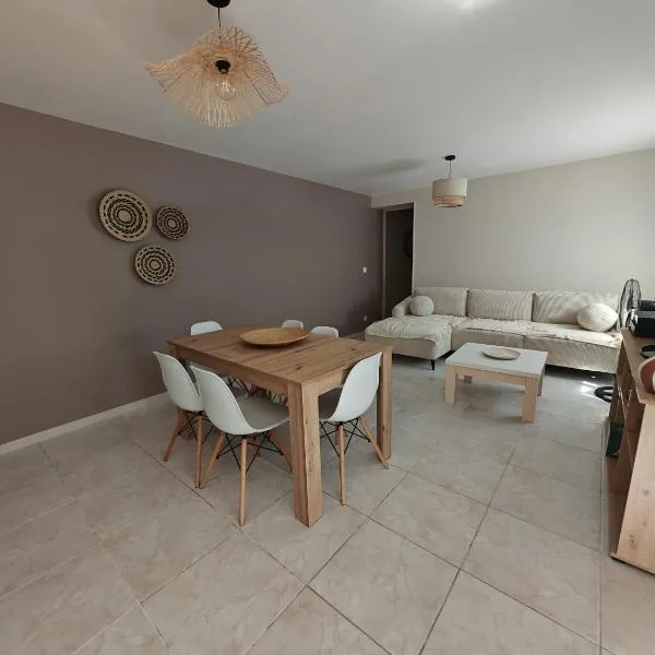 Maison de plain-pied, 2 chambres, hotell i Soyaux