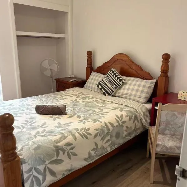 R1 Bright Spacious Room near Perth Airport, hotel di Perth