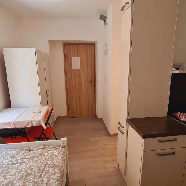 Apartments Pr' Štormanu: Kanal şehrinde bir otel