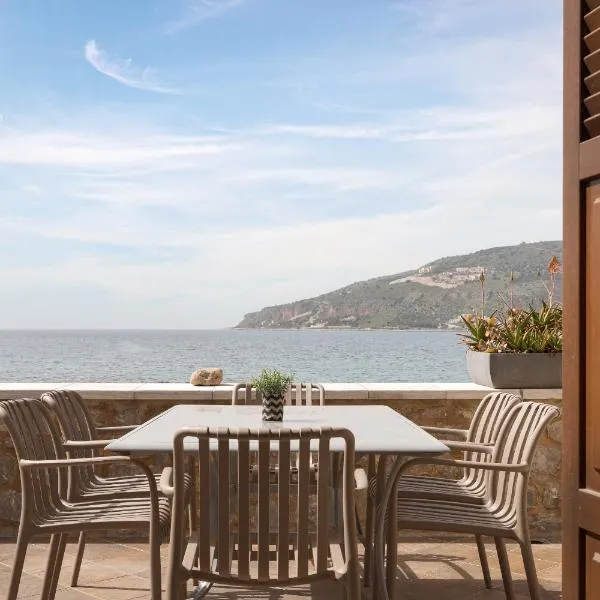 Aura Seafront Villa, hotel em Neon Oitylo