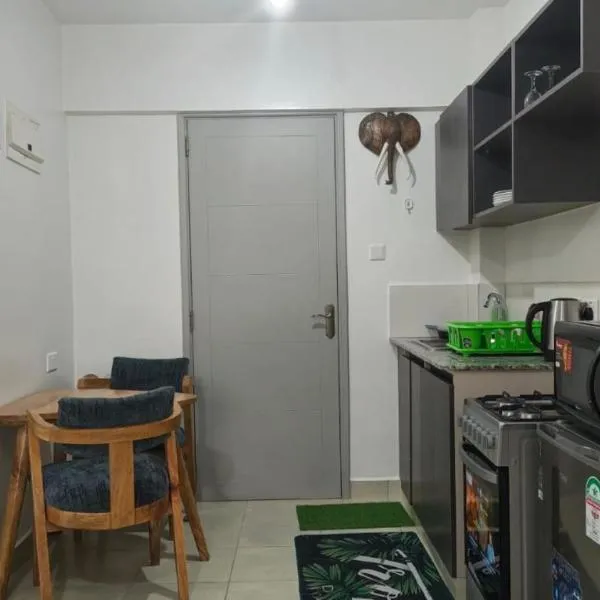 Cheapest furnished Studio at Garden City Mall Residency, Thika Road, Nairobi, Kenya, hotel v destinaci Nairobi