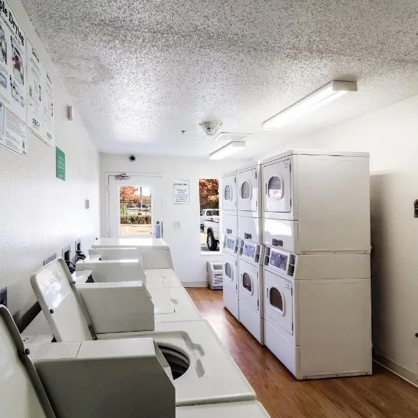 HomeTowne Studios by Red Roof Houston - West Oaks - Energy Corridor, hotel a Houston