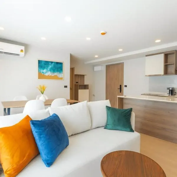 New Coastal 2BR Best Location Boat Avenue-Bangtao, hotel in Ban Thalat Choeng Thale