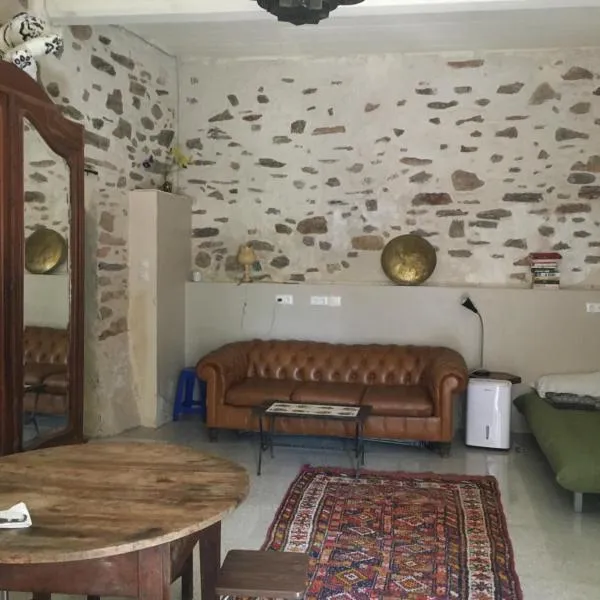 beautiful arched stone apartment 1 bd, hotel in Mons