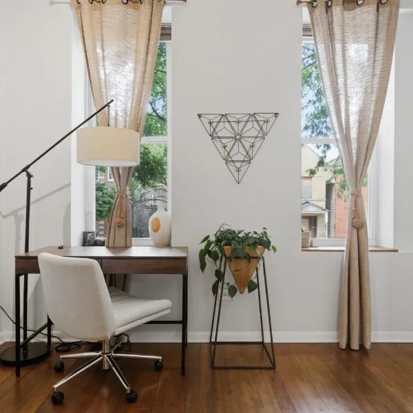Wicker Park 1-BR Walk to Train & Grocery Easy Downtown Access, hotel Chicagóban
